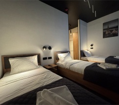 Трехместный номер с тремя односпальными кроватями в THouse