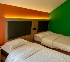 4-местный номер стандарт с 3 односпальными и 1 двуспальной кроватью в Holiday hotel