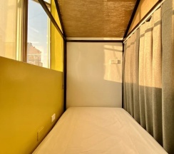 Кровать в общем номере с балконом в Bayhouse Hostel Penghu