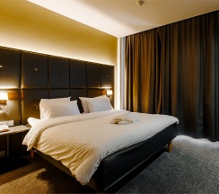 Номер Privilege Suite c большой двуспальной кроватью в МЕРКЮР ТЮМЕНЬ ЦЕНТР