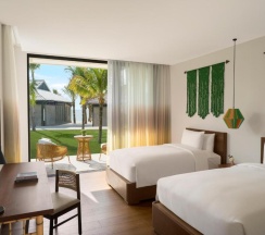 Вилла с бассейном рядом с пляжем в Курортный отель New World Phu Quoc Resort