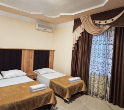 Улучшенный трехместный номер с балконом в Guest house city center