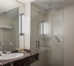 Классический Трёхместный номер в Sheraton Skypoint Luxe Hotel