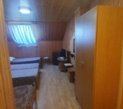 Четырехместный эколюкс с мансардным окном в Мама