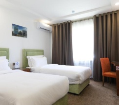 Двухместный номер Standard с видом на город двуспальная кровать в Sunrise Hotel 日升酒店