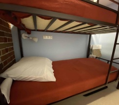 Кровать в 2-местном общем номере №4 в Стрежень