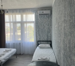 Номер Comfort с балконом и с красивым видом из окна в Azname