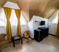 301 - Четырехместный мансардный номер с прямым видом на море в Азов Инн