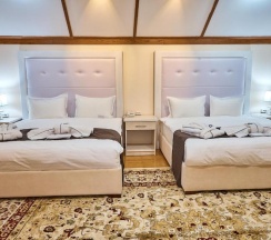 Двухместный номер Deluxe с балконом двуспальная кровать в Queens Hotel