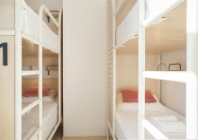 Кровать в 14-местном женском номере в Netizen Moscow Rimskaya