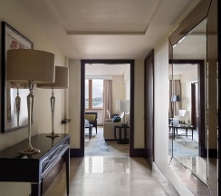 Номер Люкс Four Seasons Экзекьютив с видом на Кремль Кинг в Four Seasons Hotel Moscow