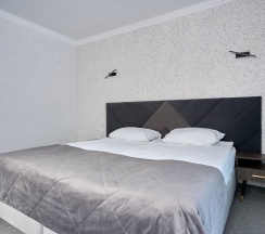 Номер улучшенный комфорт с 1 двуспальной кроватью в Белла