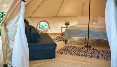 Двухместный тент Белл двуспальная кровать в River Glamp