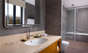 Двухместный люкс c 1 комнатой двуспальная кровать в Отель DoubleTree by Hilton Almaty