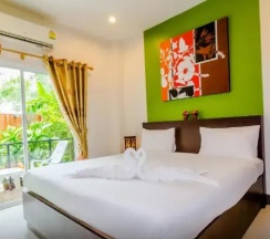 Двухместный номер Superior с балконом двуспальная кровать в Baan Yuyen Karon Guesthouse