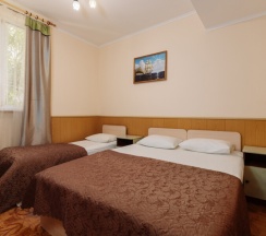 Апартаменты с отдельной спальней , кухней и видом на бассейн  до 3 гостей ( 1 этаж) в Дельфин парк