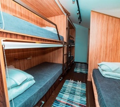 Кровать в 6-местном общем номере в Юсенги