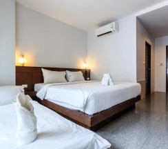 Трёхместный семейный номер Standard с балконом в 7Q Bangla Hotel