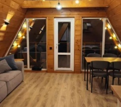 Коттедж с балконом и с красивым видом из окна в Красные Скалы