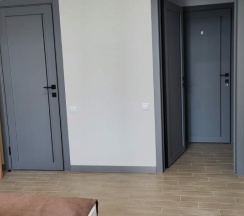 Трехместный номер с балконом с видом на улицу в Amina