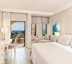 Двухместный номер Deluxe с видом на море двуспальная кровать в Aphrodite Hills Hotel