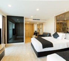 Четырёхместный люкс с 2 комнатами с балконом в The Sanctuary Phratamnak Pattaya