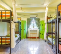 Кровать в общем номере в OYO 928 Leaf Hostel