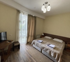 Четырёхместный номер Standard с 2 комнатами с балконом и с красивым видом из окна в На Короткой