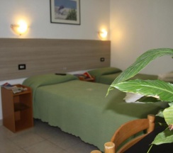 Кровать в общем номере (мужской номер) в Hotel Adelchi