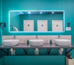 Кровать в 4-местном женском номере (общие удобства) в Hot Place Guest House