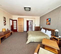 Люкс с балконом в Golden Dragon Hotel & Spa