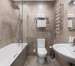 Семейный Полулюкс с 1 двуспальной и 1 односпальной кроватями в Ka Royal Hotel Boutique