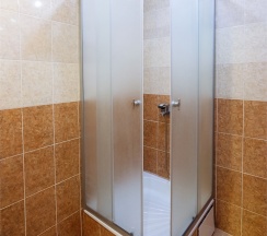 Четырехместный "Семейный" двухкомнатный с большой кроватью и диваном в Комфорт