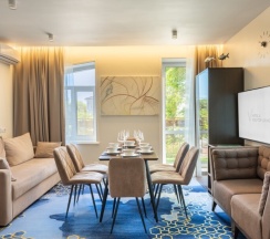 Двухкомнатные апартаменты люкс с балконом и видом на город для 6 гостей в V Hotel&Rooftop lounge