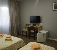 Трёхместный номер Standard с балконом и с красивым видом из окна в Гранат