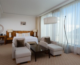 Полулюкс с террасой с 1 кроватью «King size» в Grand Autograph Hotel Novosibirsk