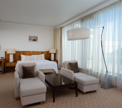 Полулюкс с террасой с 1 кроватью «King size» в Grand Autograph Hotel Novosibirsk