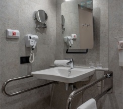 Стандартный номер для маломобильных групп населения с видом на реку c двуспальной кроватью в Cosmos Omsk Hotel