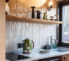 Зелёный дом 2 комнаты с камином и чаном в окружении леса в Timeless