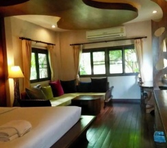 Двухместная вилла с красивым видом из окна двуспальная кровать в Bura Resort, Chiang Rai