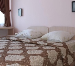Номер полулюкс семейный с 1 двуспальной кроватью в Камелия-В