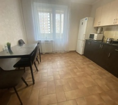 Апартаменты c 1 комнатой с балконом и с красивым видом из окна в Квартира на Октябрьском проспекте, 3Б