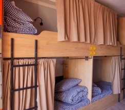 Кровать в общем номере с красивым видом из окна в People Hostel & Suites