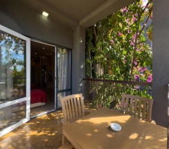 Трёхместный номер Супериор c 1 комнатой с балконом и с красивым видом из окна в Aimara