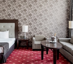 Номер Делюкс с одной большой кроватью и диван-кроватью в Petro palaсe hotel