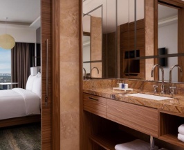 Номер улучшенный с 1 двуспальной кроватью в Radisson Blu Olympiyskiy Hotel Moscow