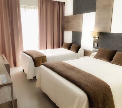 Четырёхместный номер Standard с видом на бассейн в Hotel Cesar Augustus