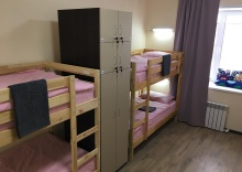 Кровать в 8-местном общем мужском номере в Оригинал