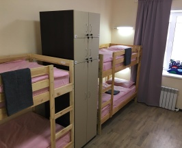 Кровать в 8-местном общем мужском номере в Оригинал
