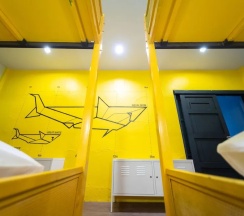 Кровать в общем номере в Monkey Dive Hostel Khaolak